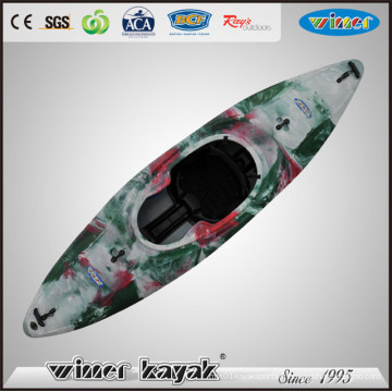 Kayak en plastique à eau blanche avec jupe de pulvérisation